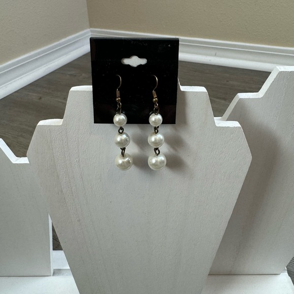 Faux Pearl Drop Earings Pierced Ears Jewelry - Picture 1 of 4
